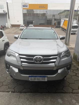 TOYOTA HILUX SW4 2.8 SRX 4X4 7 LUGARES 16V TURBO INTERCOOLER DIESEL 4P AUTOMÁTICO TOYOTA HILUX SW4 2.8 SRX 4X4 7 LUGARES 16V TURBO INTERCOOLER DIESEL 4P AUTOMÁTICO